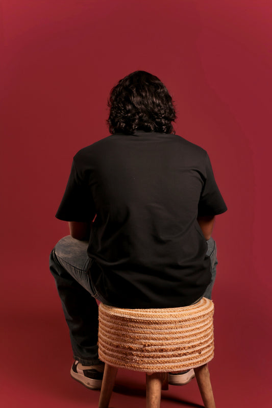 Model wearing black solid oversized streetwear t-shirt by Psypher India
