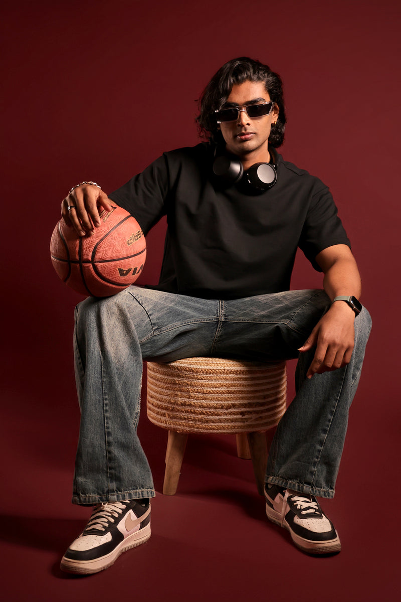 Urban streetwear outfit with black solid oversized t-shirt from Psypher