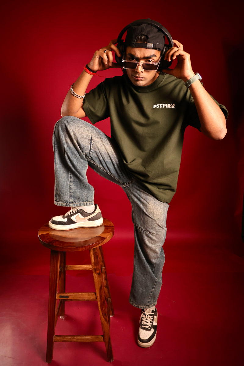 Street-style look with olive green oversized t-shirt – Gen Z fashion India