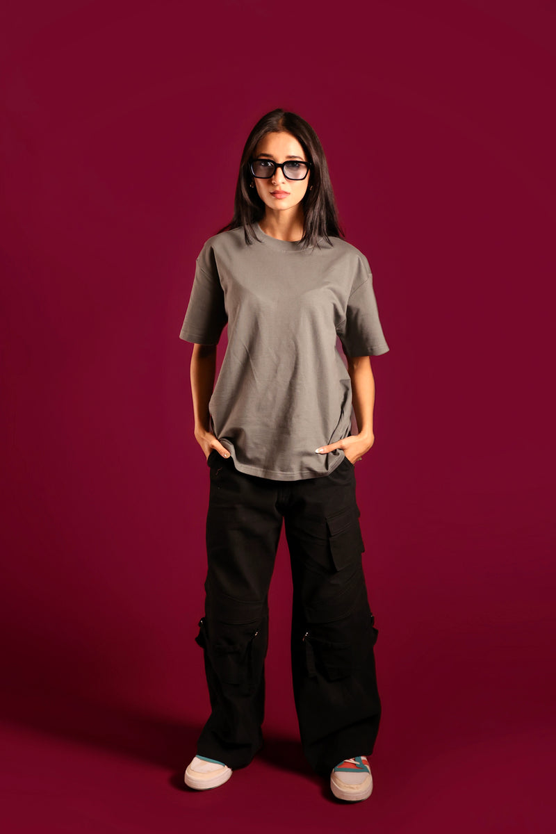 Model wearing steel grey solid oversized streetwear t-shirt by Psypher India